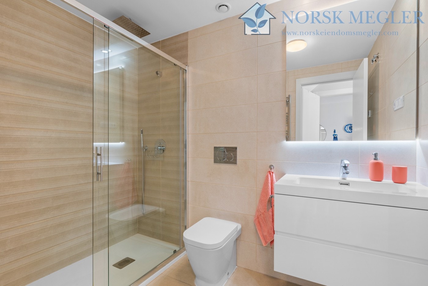 Hovedbad med dør fra hovedsoverom til liten gang i mellom som også har et innebygget skap. Galleribilde