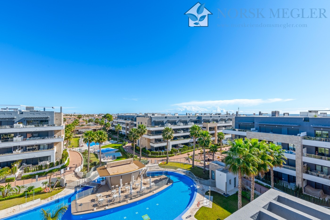 Bildet er tatt fra leilighetens takterrasse.
Poolbaren er åpen fra formiddag til kveld når siste gjest går hjem. Galleribilde