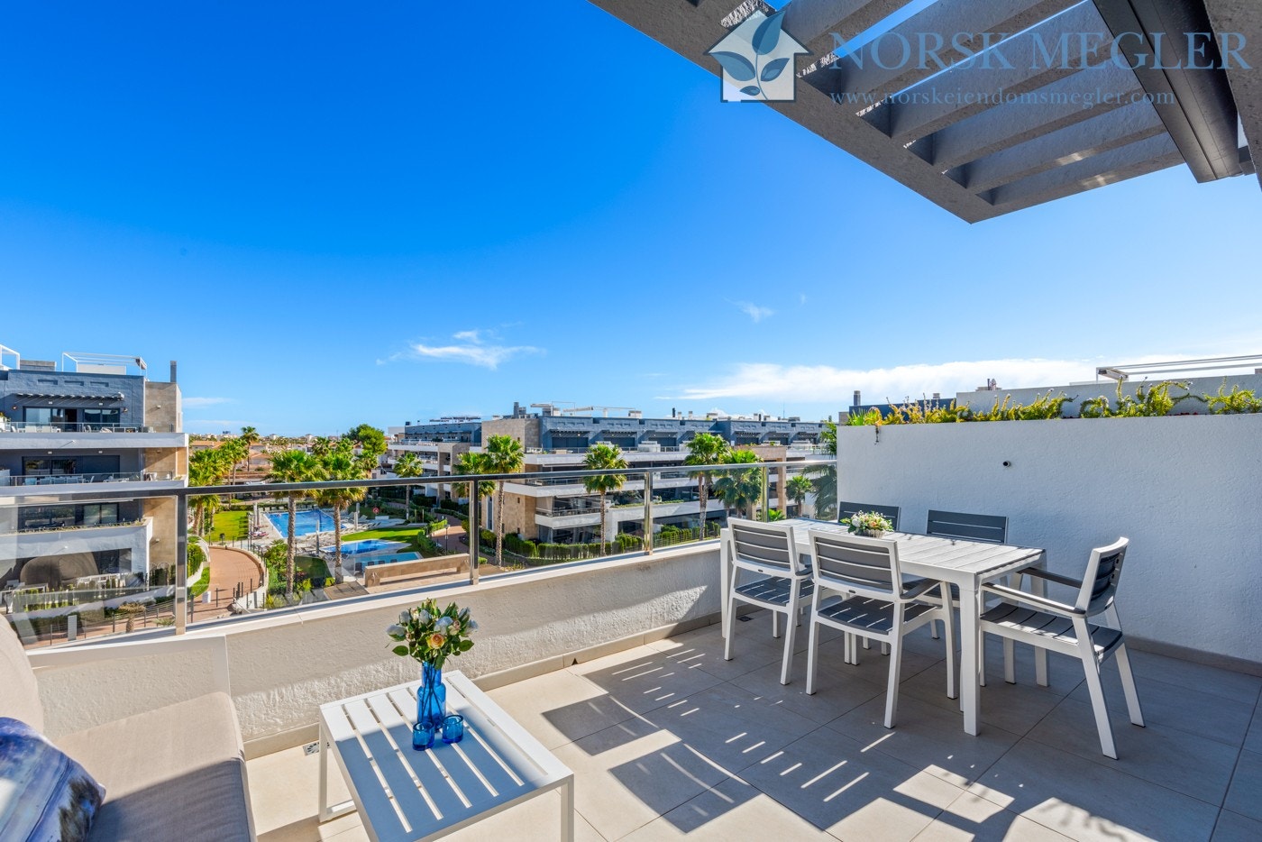 Fra terrassen kan man følge med på alt som skjer ved bassengene og poolbaren. Galleribilde