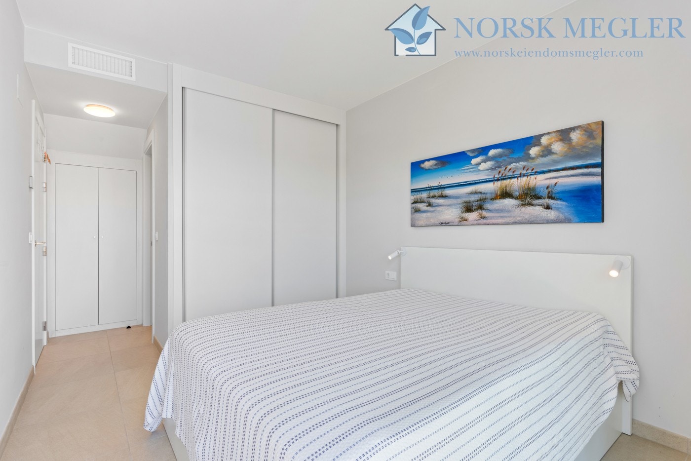 God oppbevaringsplass under sengen, samt innebygget garderobe. Galleribilde