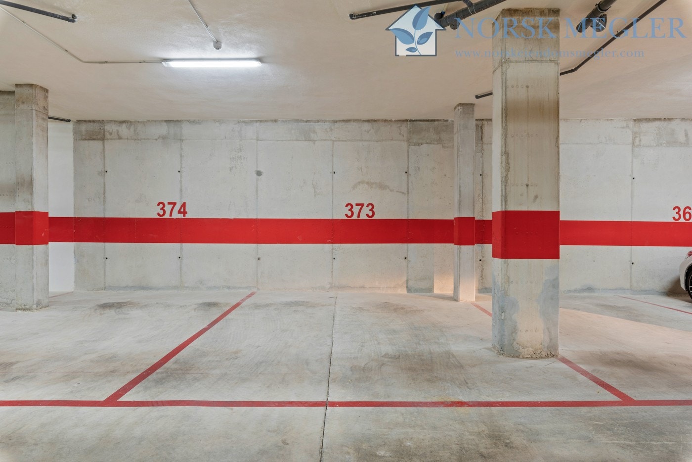 Egen parkeringsplass i underetasjen, like ved heisen som går rett opp til leiligheten. Galleribilde