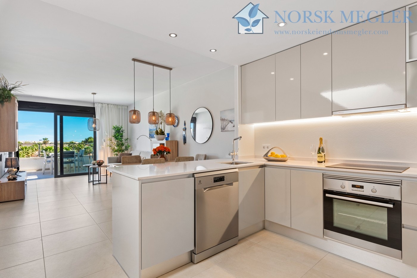 Lyst og åpent kjøkken. Galleribilde