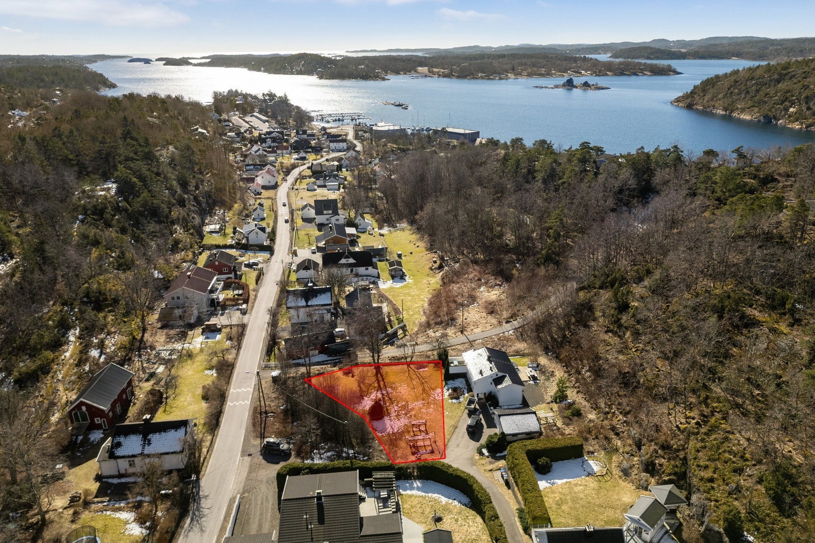 Tomten ligger i et landlig og naturskjønt boligområde på Tenvik i Færder kommune - ca. 11 km fra Tønsberg sentrum. Galleribilde
