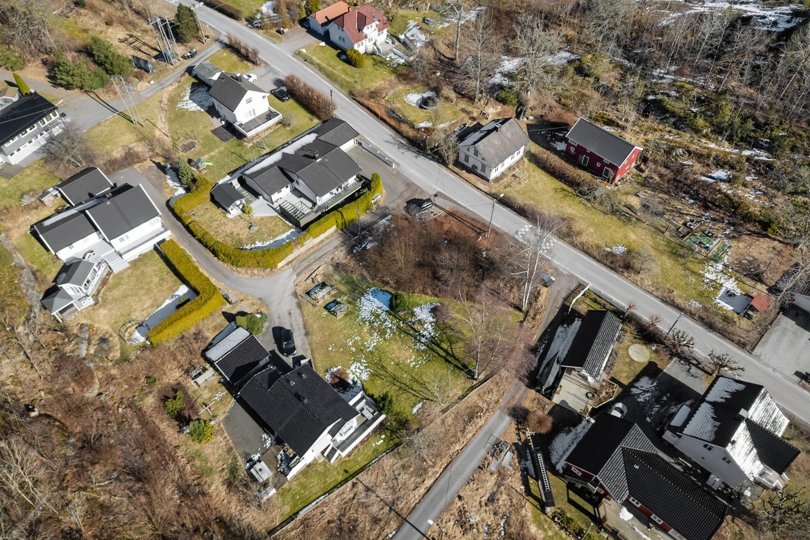 Tomten, på 577 kvm, ligger i en rolig blindvei i et barnevennlig boligfelt. Galleribilde