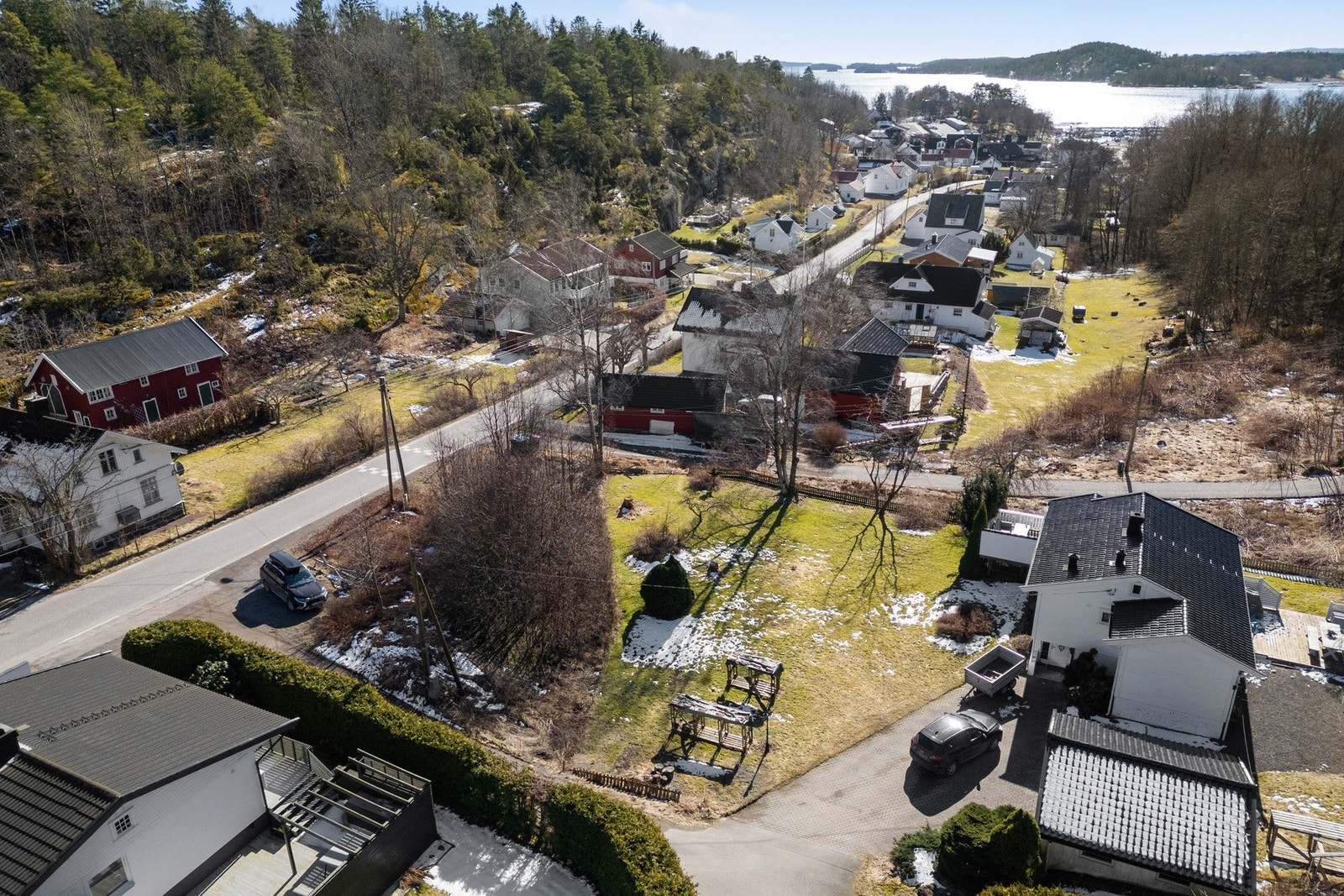 Tomten ligger tilbaketrukket fra hovedveien og feltet har skjermende skog både på øst- og vestsiden av feltet. Galleribilde