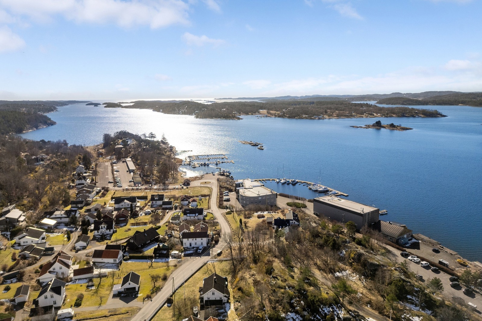 Fra Tenvik går fergen over til Veierland med herlige turstier og sykkelveier i bilfritt miljø. Galleribilde