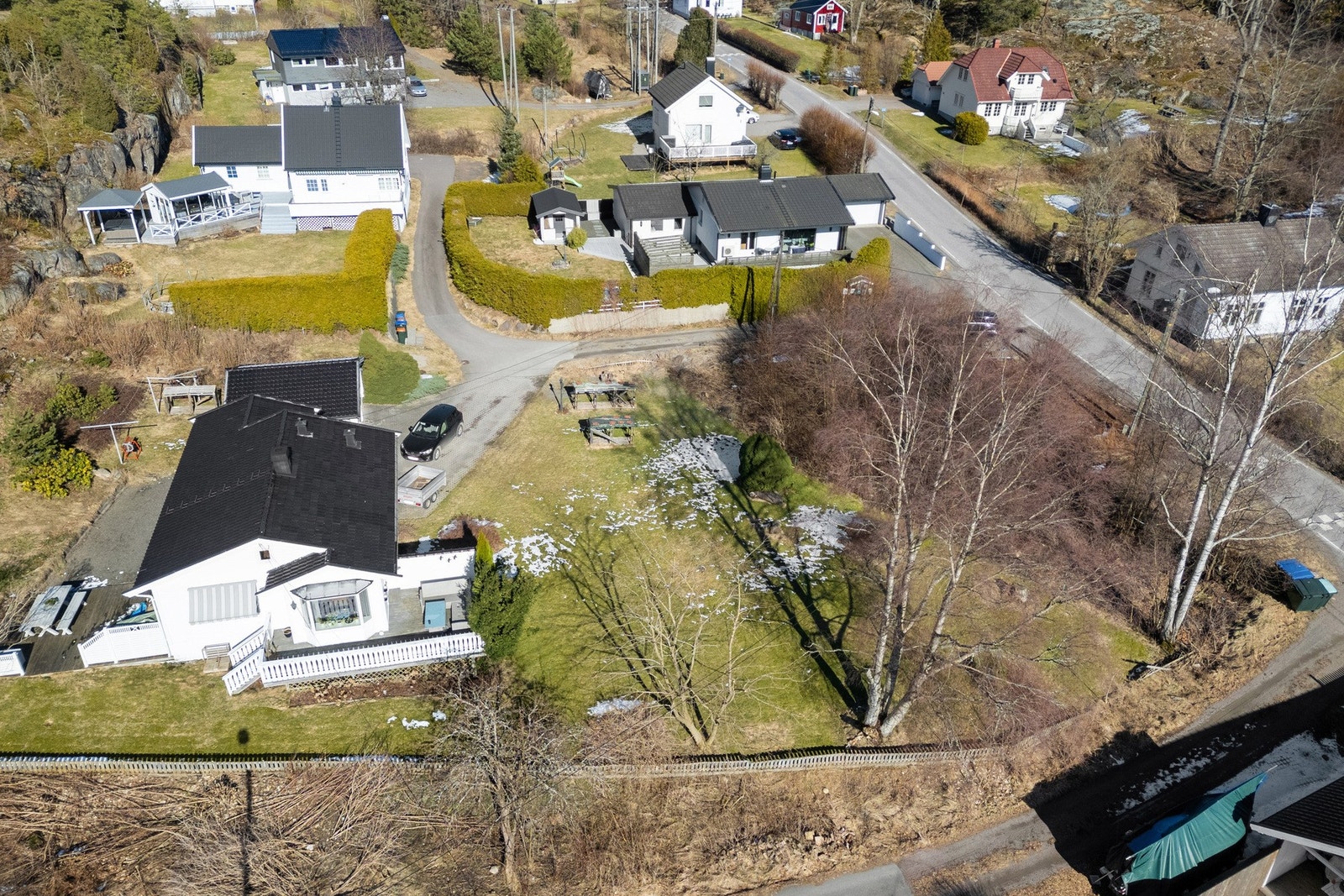 Tomten er flat med gressplen, enkel adkomst og fine solforhold. Galleribilde