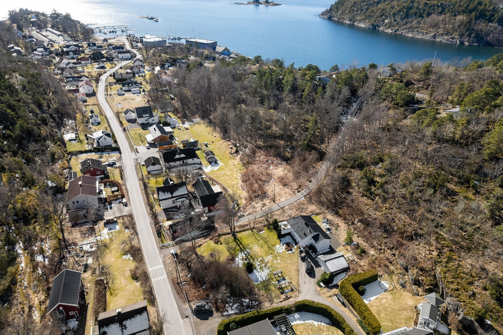 Nede ved fjorden ligger Småvikodden og Tenvikstranda med nydelig badeplass. Galleribilde