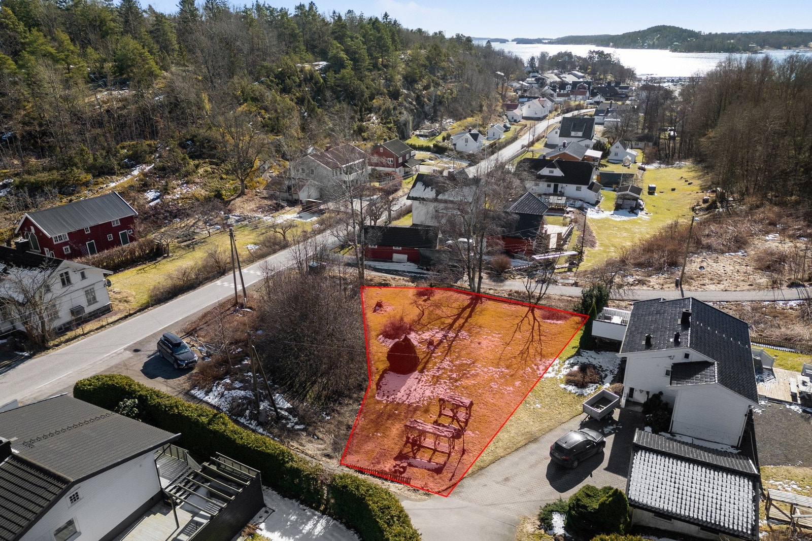Fra eiendommen er det nærhet til skog og natur, samt gangavstand til sjøen med idylliske badeplasser. Galleribilde