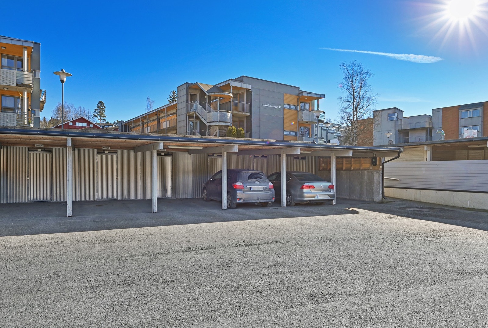 I denne oversiktlige leiligheten har du også en egen carport med tilhørende bod. Galleribilde