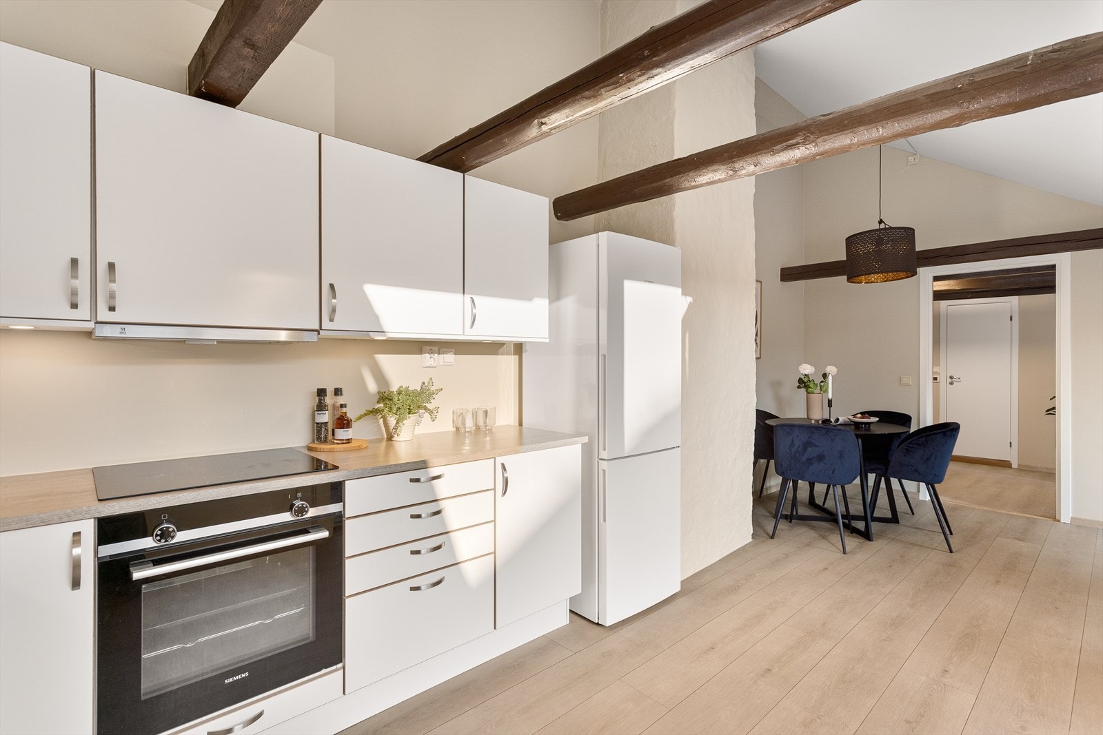 Integrert platetopp og stekeovn. Kullfilterventilator over kokeplass. Galleribilde