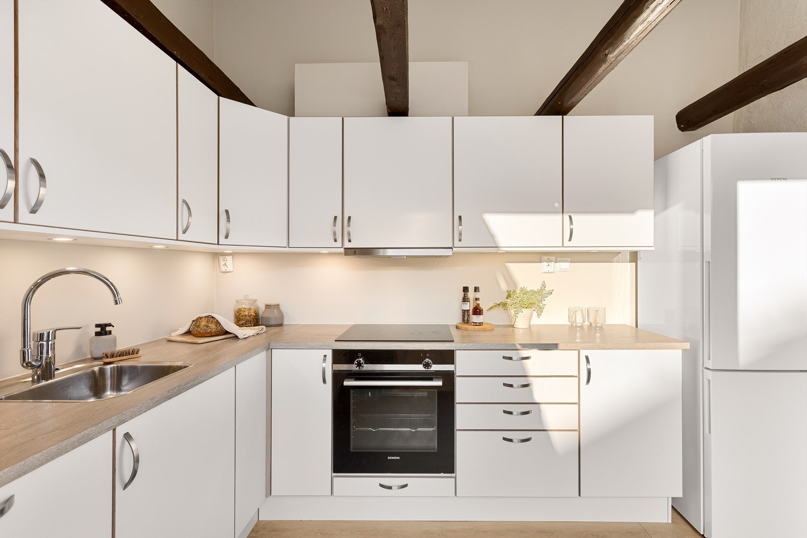 Godt med benk- og skapplass. Galleribilde