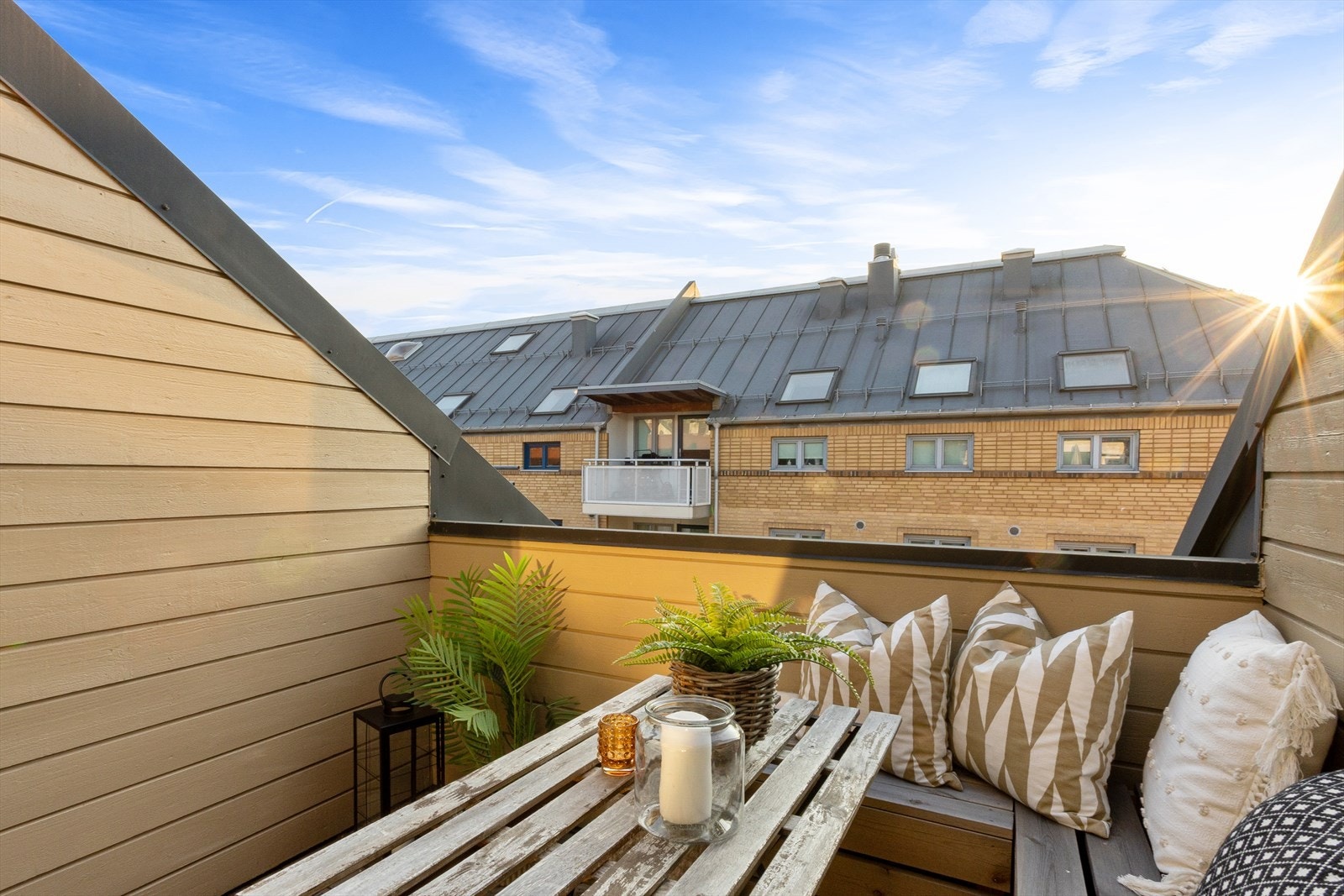 Usjenert og hyggelig takterrasse med sol store deler av dagen sommertid. Galleribilde