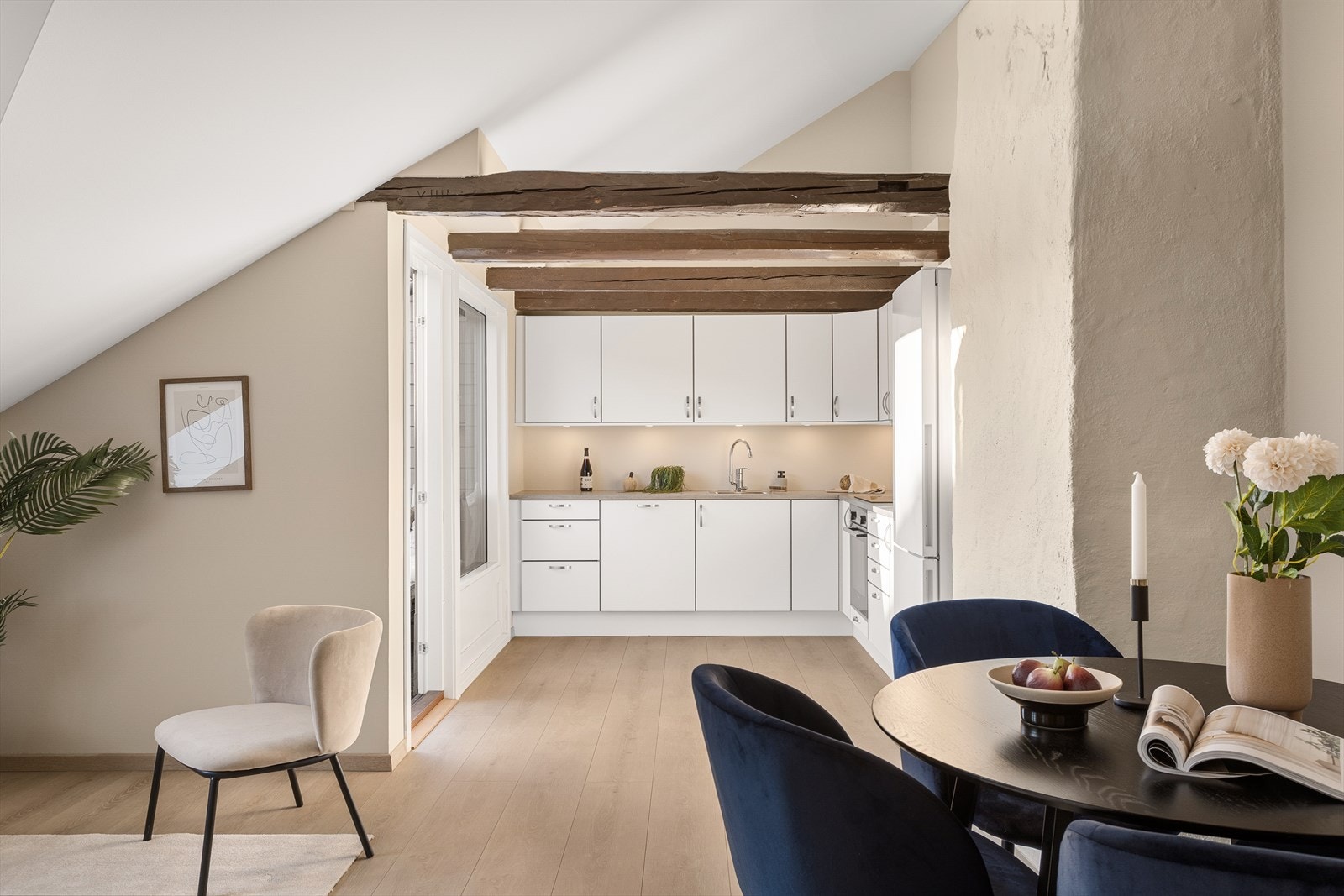 Kjøkken med åpen løsning mot stuen. Galleribilde