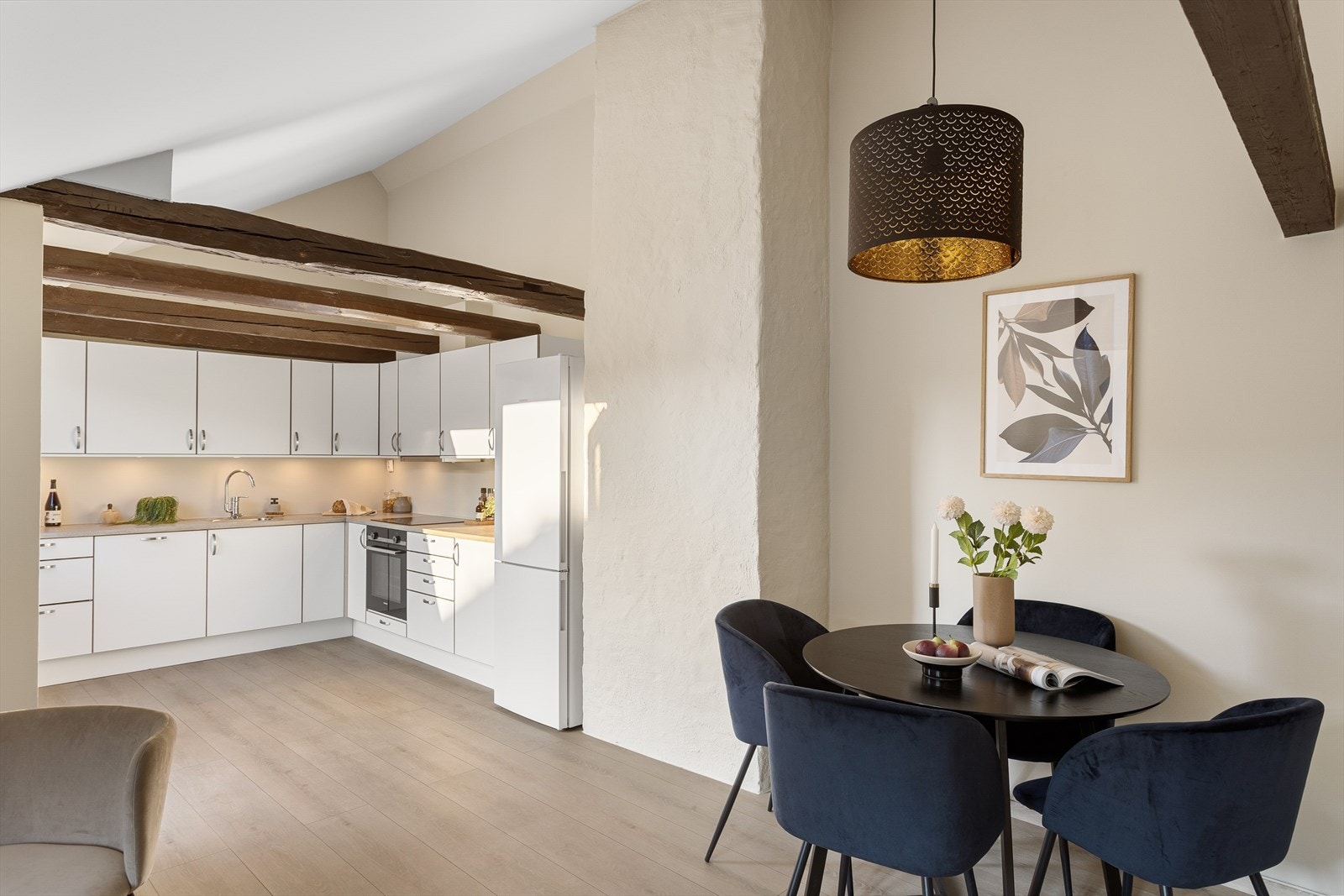 Leiligheten er malt i delikate og tidsriktige farger. Galleribilde