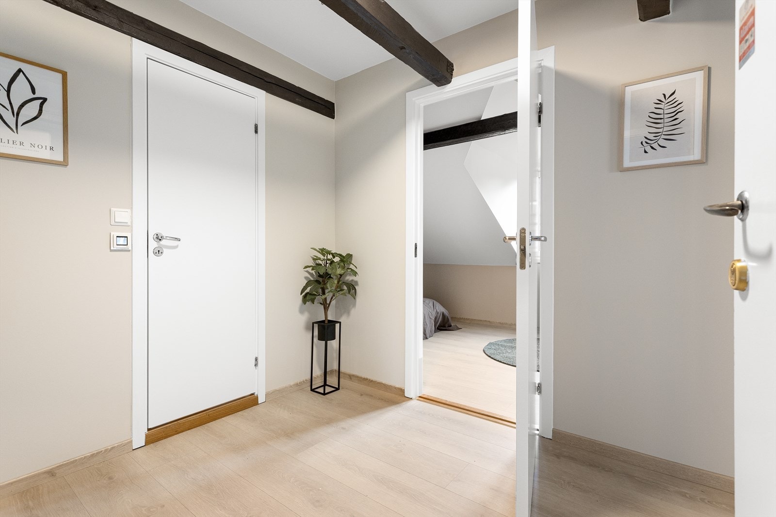 Velkommen inn! En lys og innbydende entré som gir et godt førsteinntrykk av leiligheten. Galleribilde
