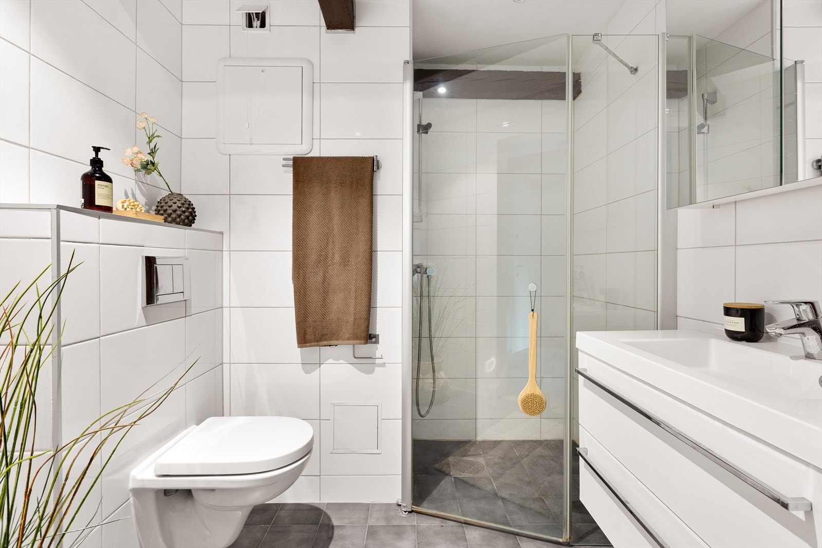 Flislagt baderom fra 2016 med varme i gulvet og downlights i himling. Galleribilde