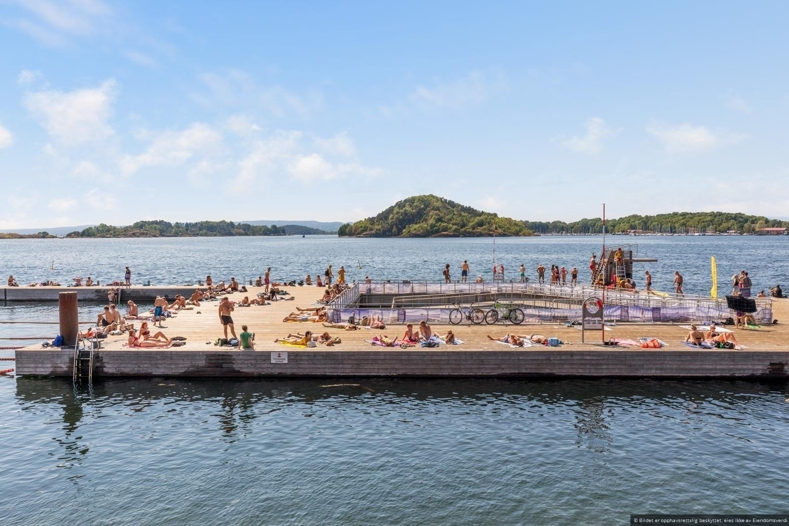 Fine bademuligheter på Sørenga og nye Operastranda, ikke langt unna boligen. Galleribilde