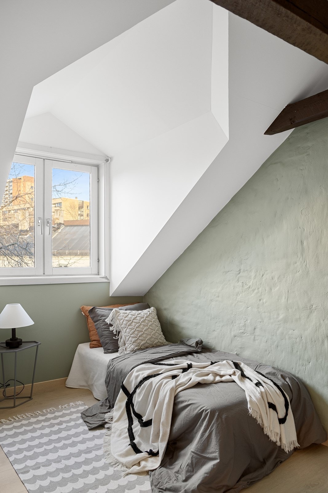 Plass til dobbeltseng og garderobeløsning. Galleribilde