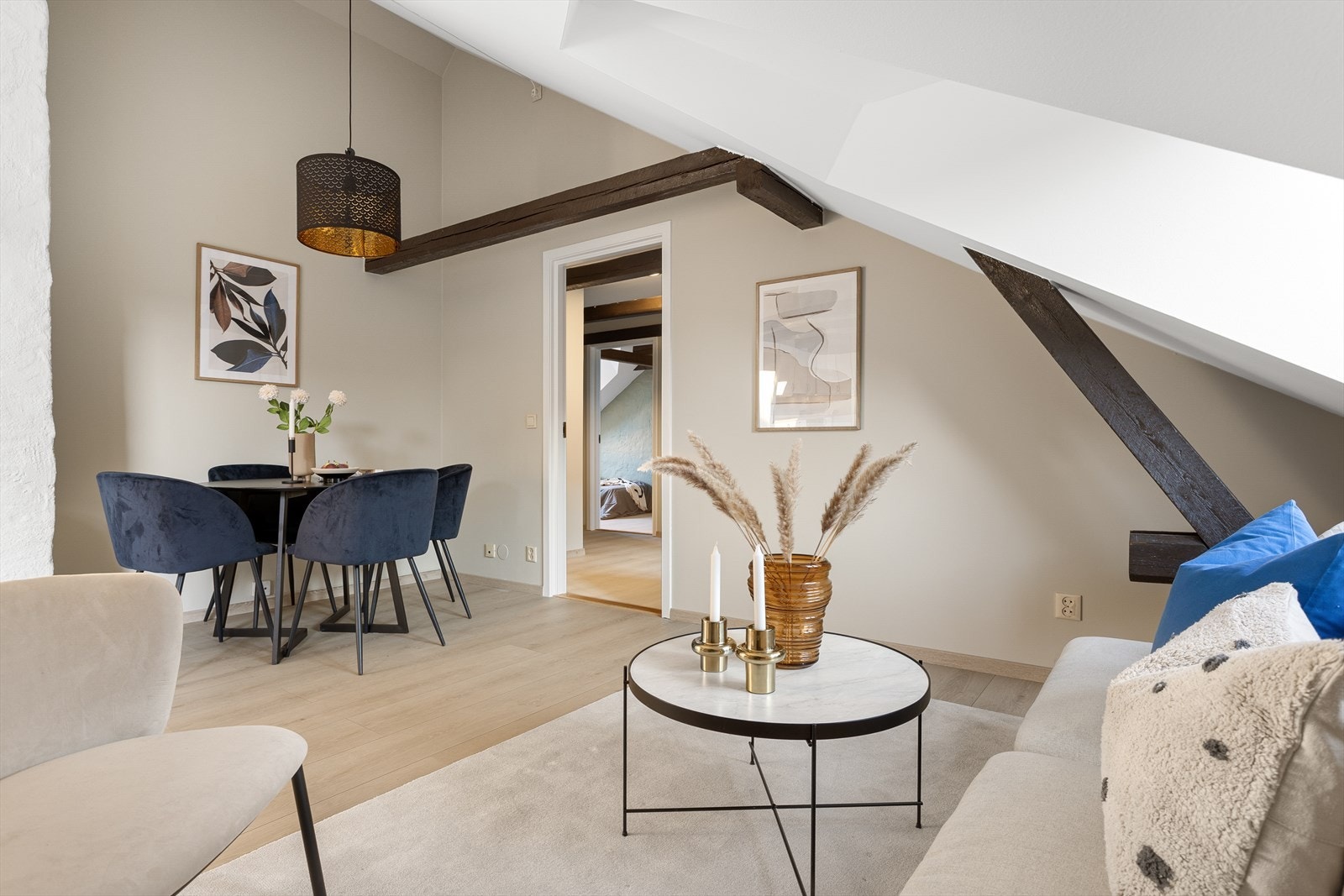 Generøs takhøyde på 2,81 meter og flotte, fremhevede takbjelker. Galleribilde