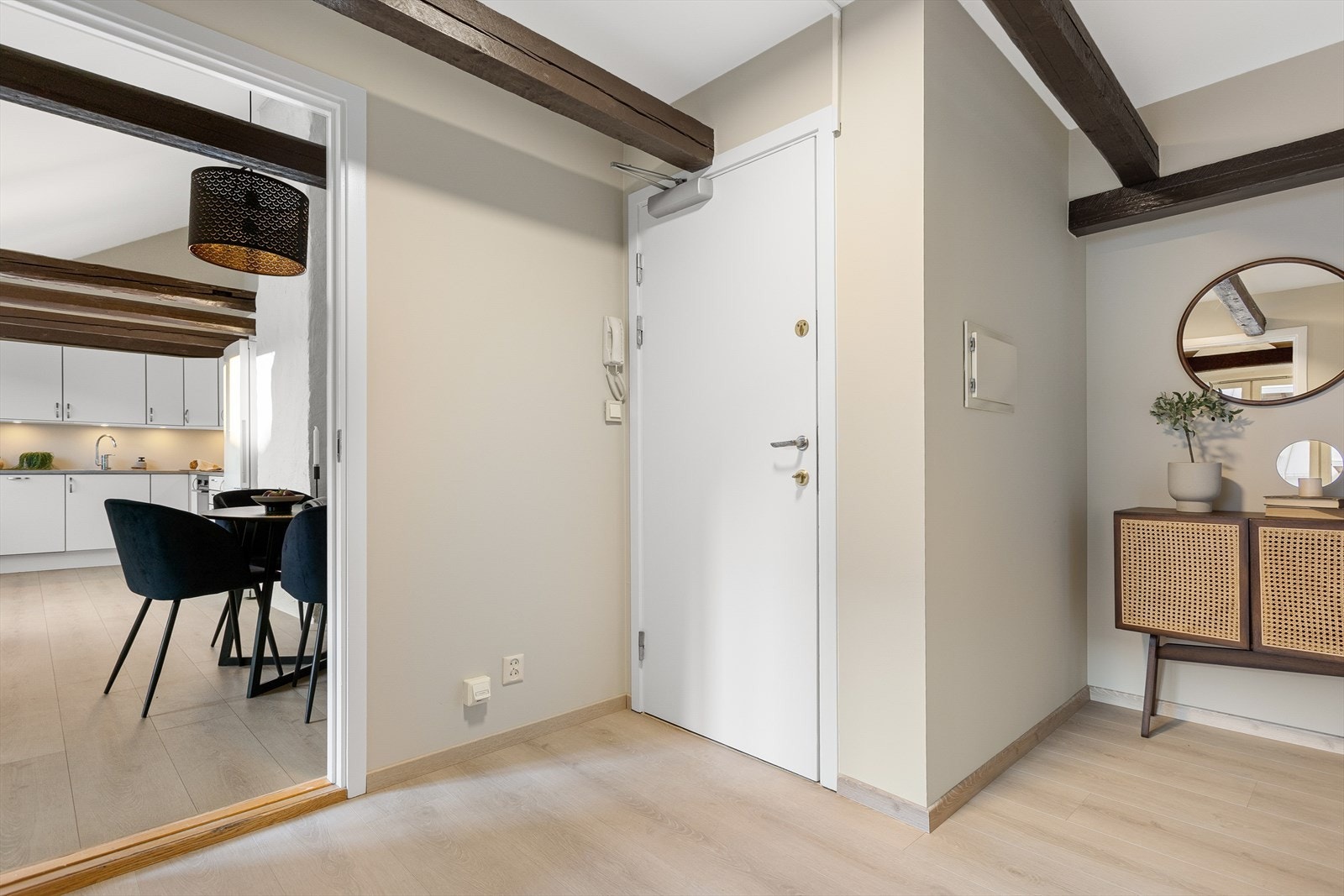 God plass til sko og yttertøy. Galleribilde