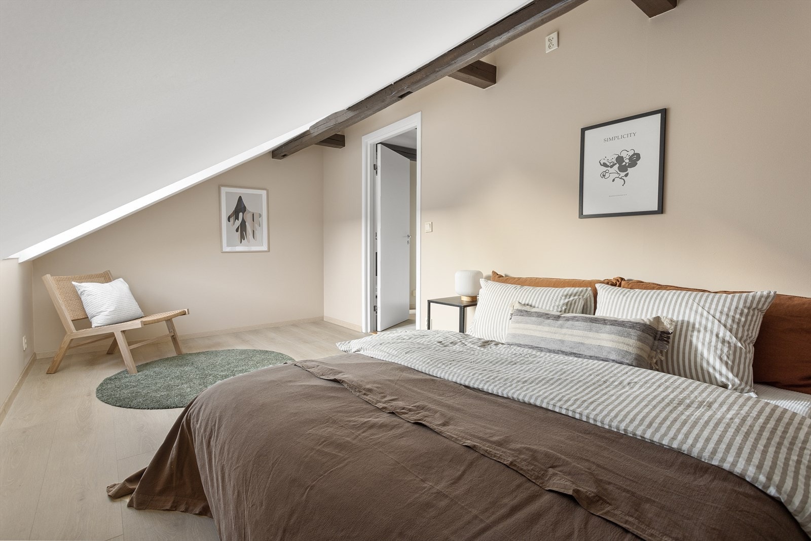 God plass til dobbeltseng med tilhørende nattbord og garderobeløsning. Galleribilde