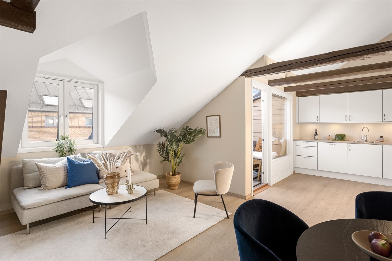 Leiligheten passer utmerket for deg som ønsker å bo sentralt i Oslo med kort vei til "alt" byen har å by på av både severdigheter, kollektivtransport, parker og butikker. Galleribilde