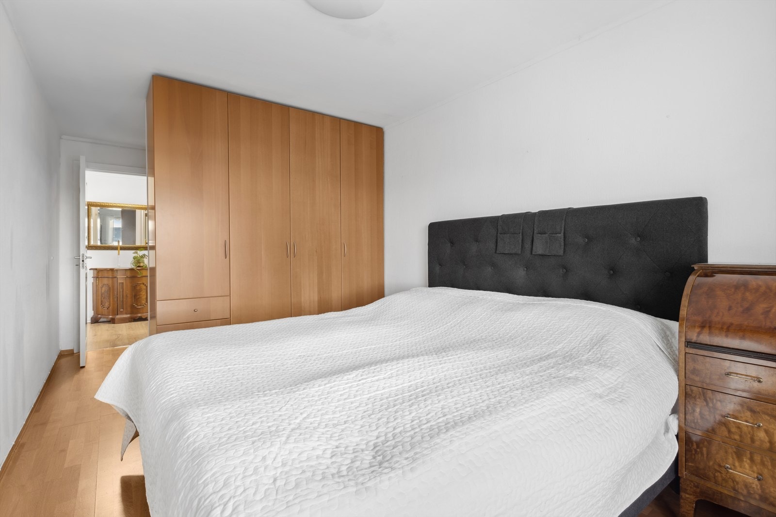 Hovedsoverommet er romslig og rolig plassert, ideelt for avslapning med god plass til dobbeltseng og garderobeløsning. Galleribilde