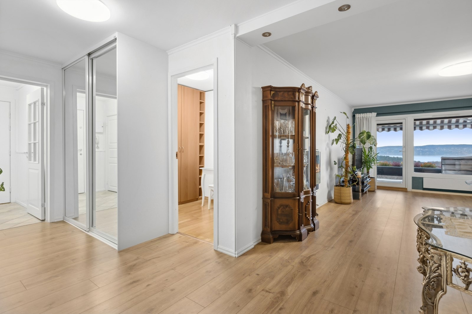 Leiligheten er av den romslige sorten, noe som fører til en svært luftig romfølelse. Galleribilde