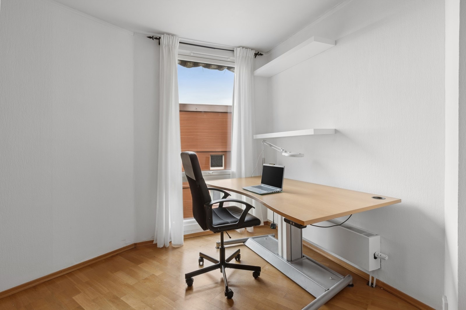 Det tredje rommet fungerer som et lyst og inspirerende hjemmekontor, perfekt for å arbeide uforstyrret. Galleribilde