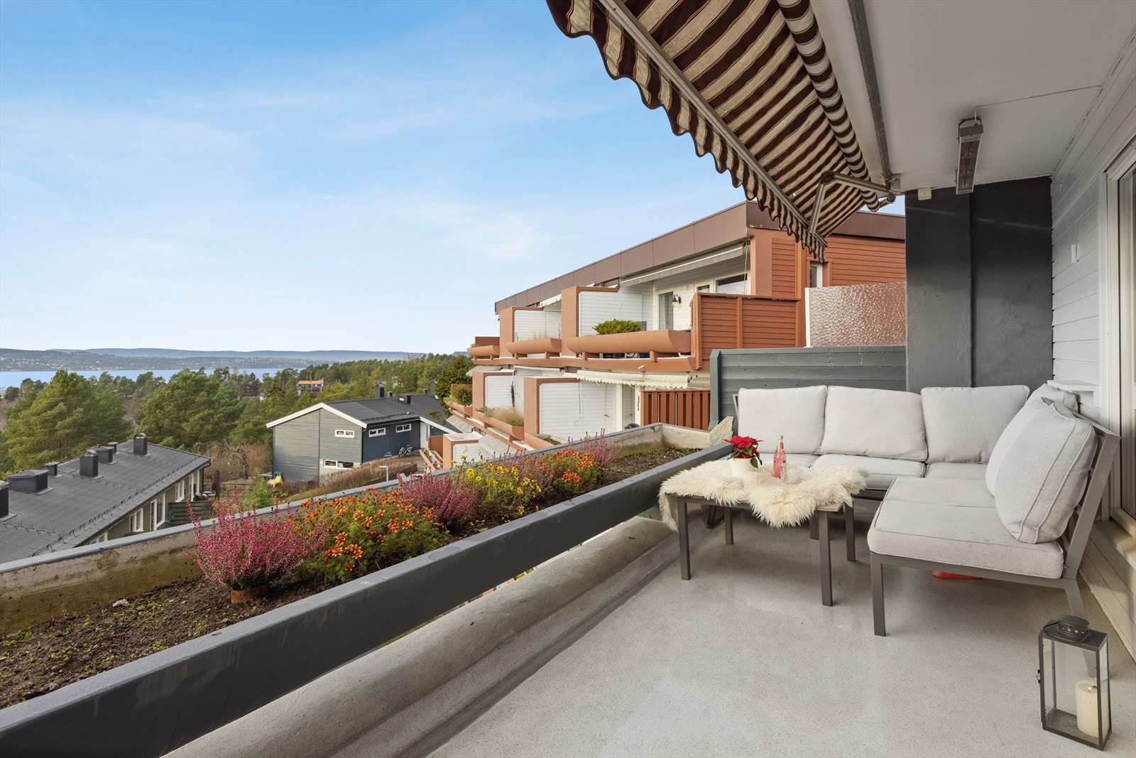 Det er utgang fra stue til en sydvestvendt terrasse med gode solforhold. Galleribilde