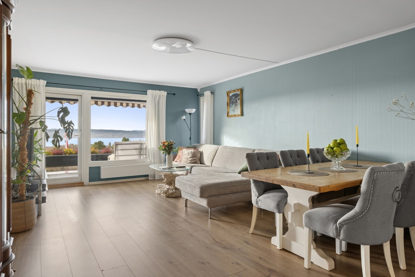 I stuen er det plass til både spisebord og sittegruppe. Galleribilde