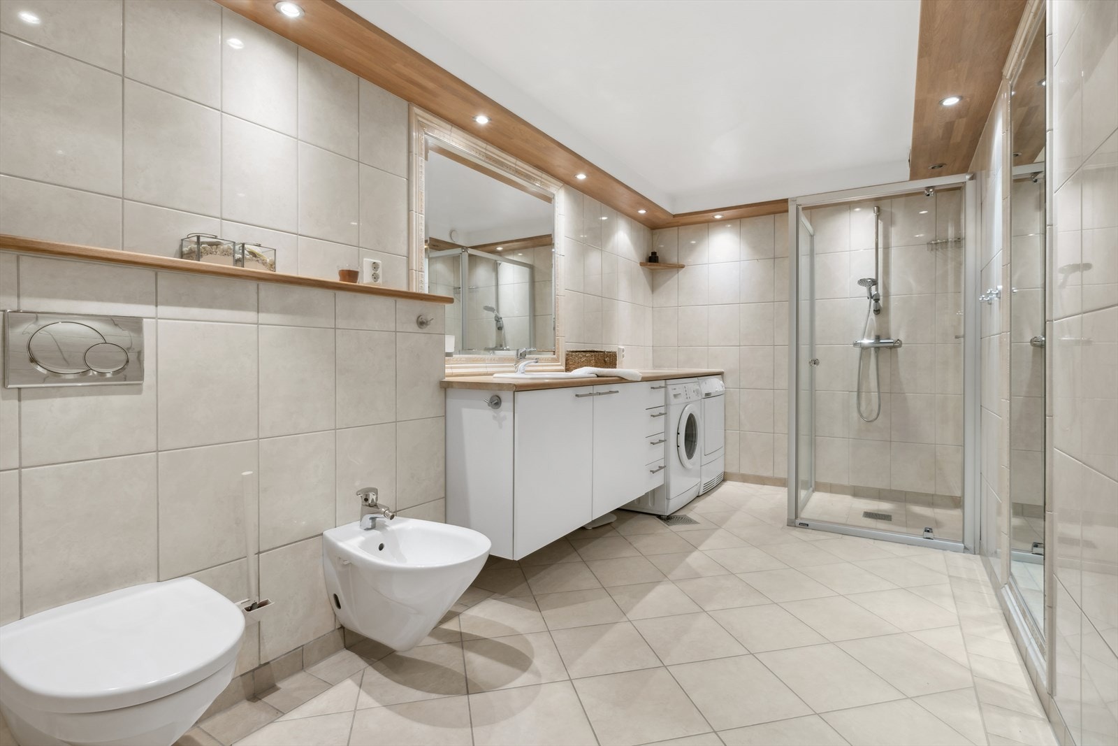 Badet ble oppgradert i 2005 og fremstår som funksjonelt og praktisk. Det har fliser på gulv og vegger som gir et rent og tidløst uttrykk, samt gulvvarme som bidrar til ekstra komfort. Galleribilde