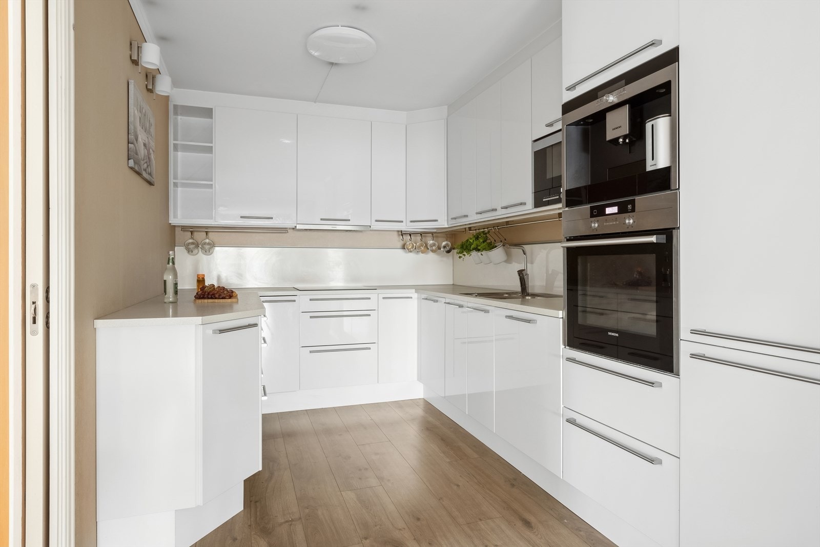 Kjøkkenet ligger adskilt fra stuen og er praktisk innredet med HTH kjøkkeninnredning Galleribilde