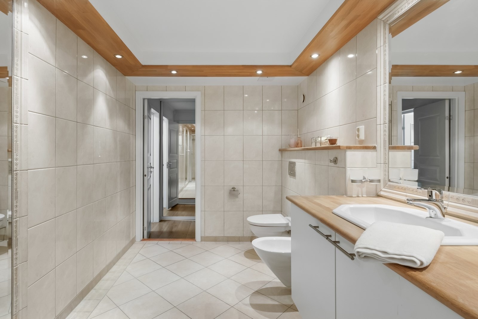 Rommet er utstyrt med integrert himlingsbelysning som gir god og behagelig belysning, samt et dusjhjørne som utnytter plassen effektivt. Galleribilde