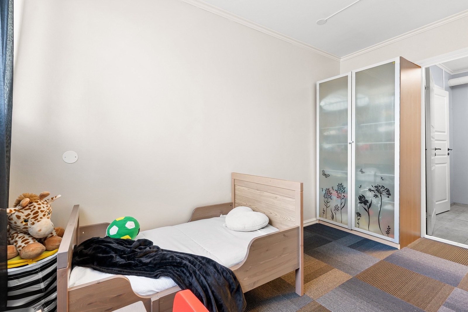 Innredet med garderobeskap. Galleribilde