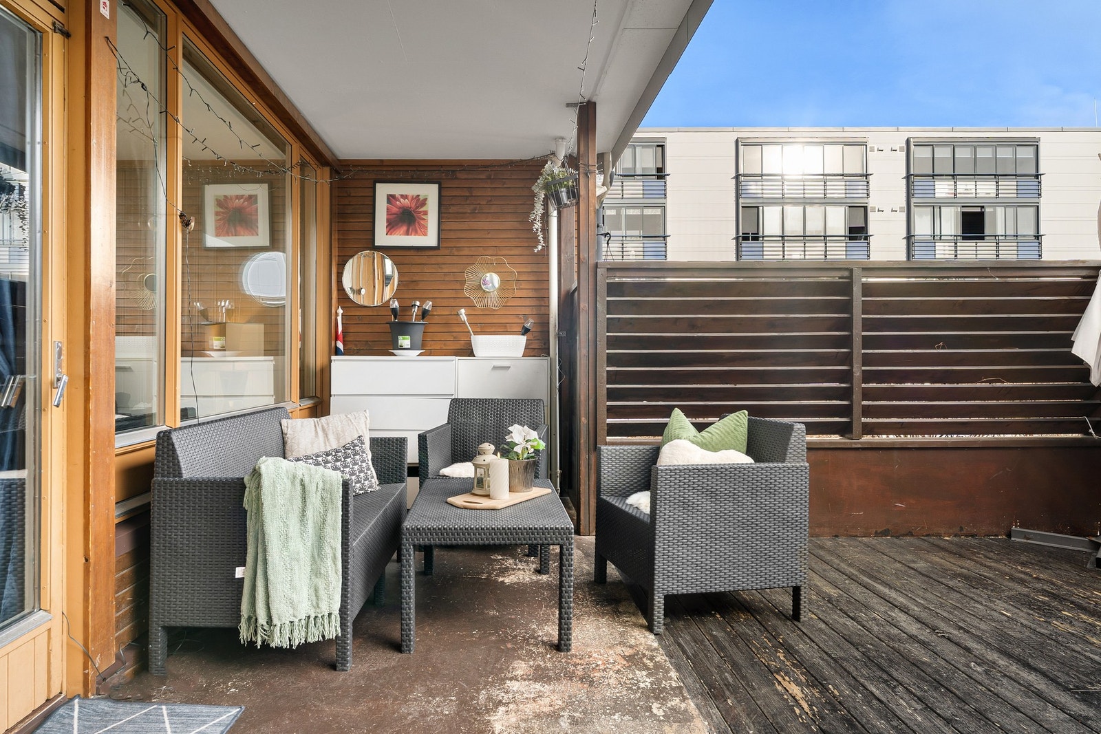 Mindre enn ti minutters gange til metrobusstopp, barnehage, barne- og ungdomsskole og videregående skole. Galleribilde