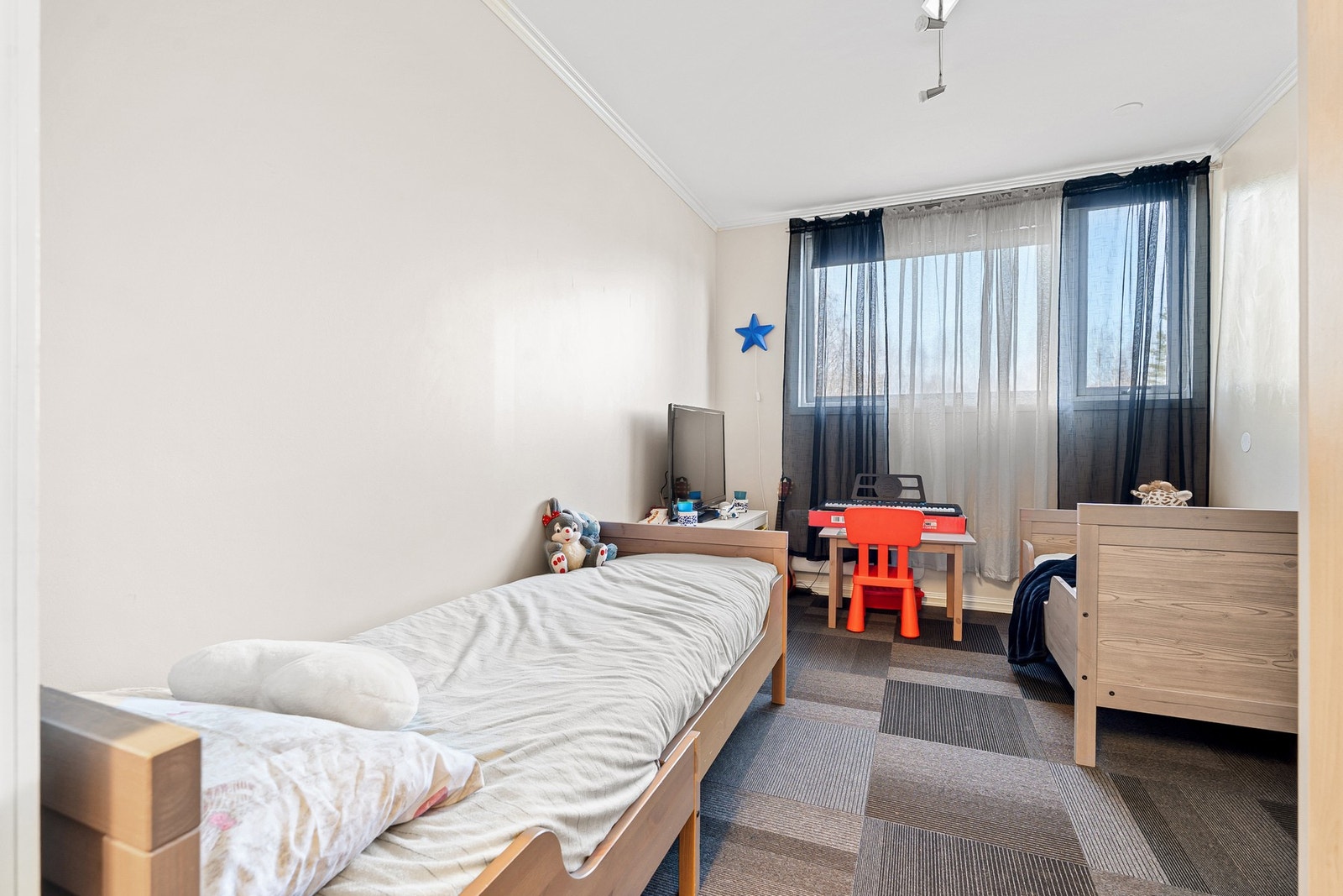 Soverom 2 på 10,5m² med store vindusflater. Galleribilde