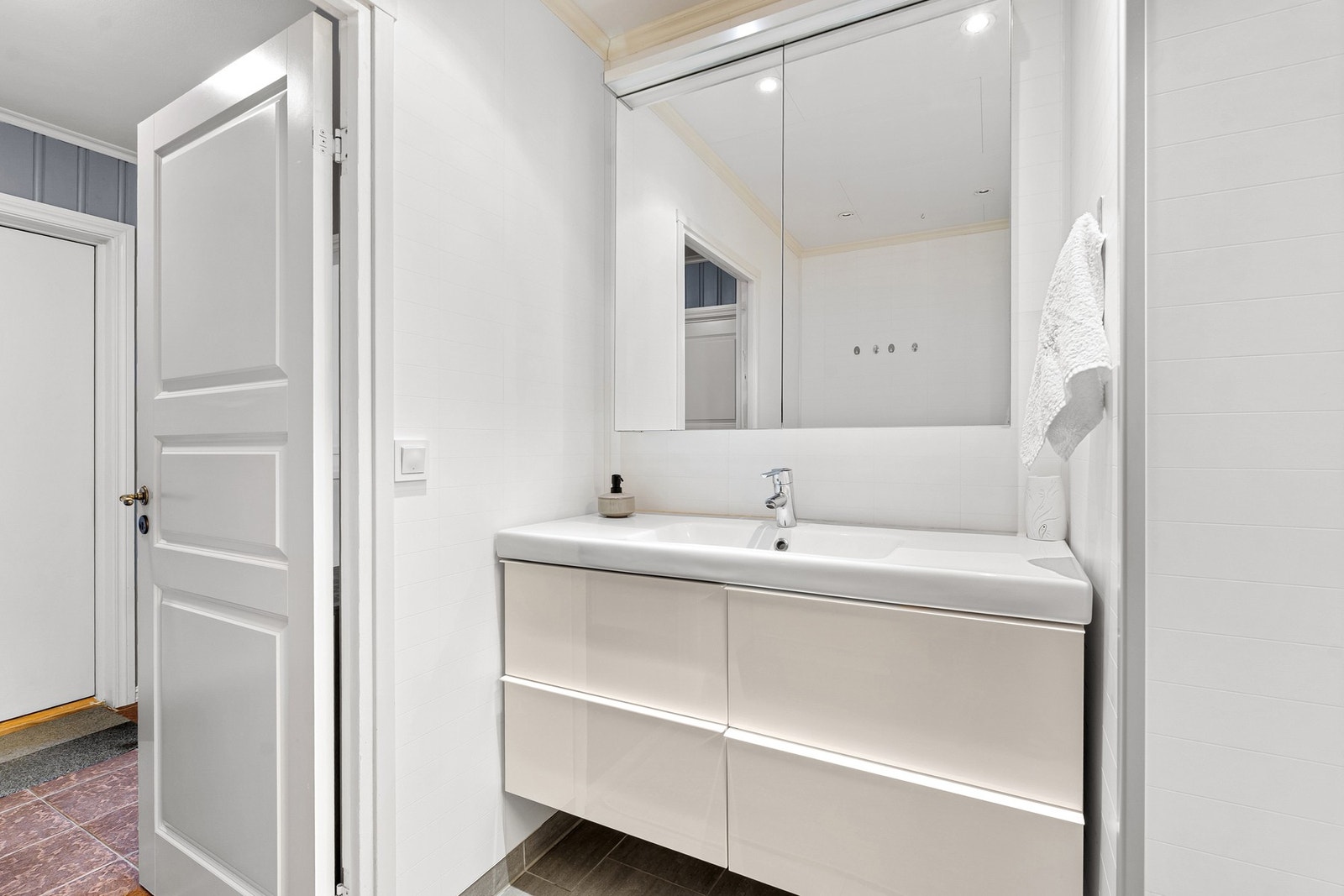 God belysning med spotter i himling. Galleribilde