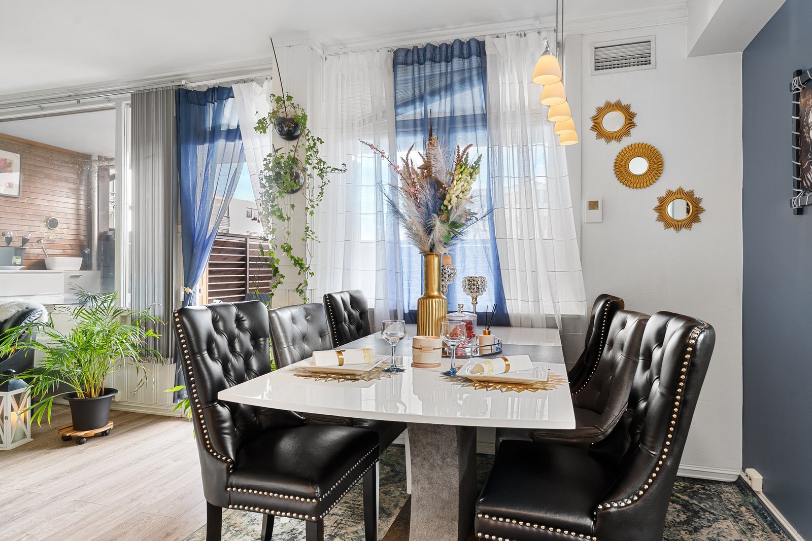 Mellom stue og kjøkken er det plass til et koselig spisebord for sosiale sammenkomster. Galleribilde