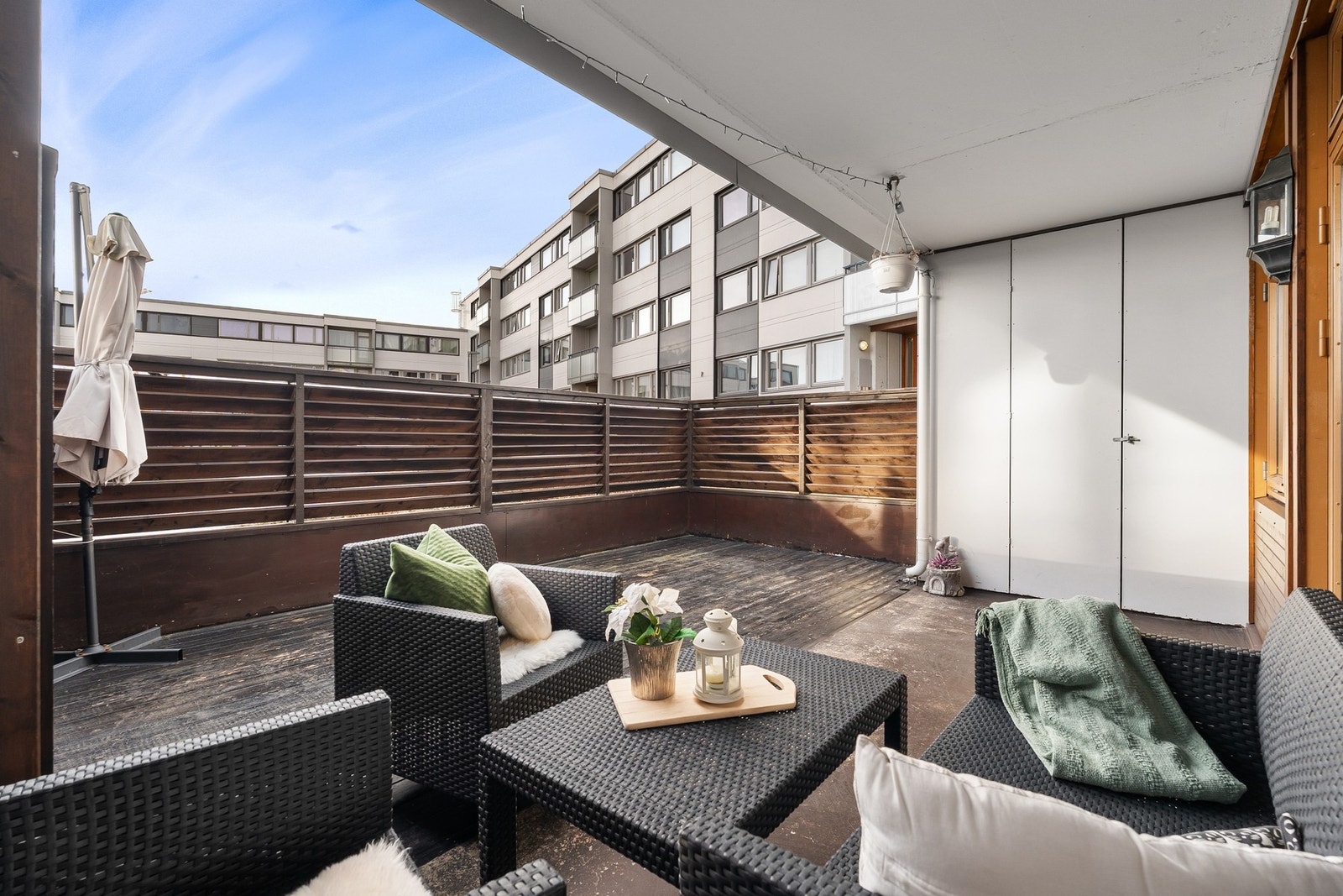 God plass til ønsket utemøblement. Praktisk overheng over deler av terrassen. Galleribilde