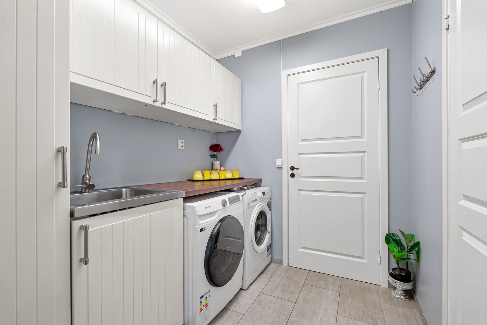 Praktisk separat vaskerom med god plass til vaskemaskin og tørketrommel. Utsyrt med opplegg for vaskemaskin og utslagsvask. Galleribilde