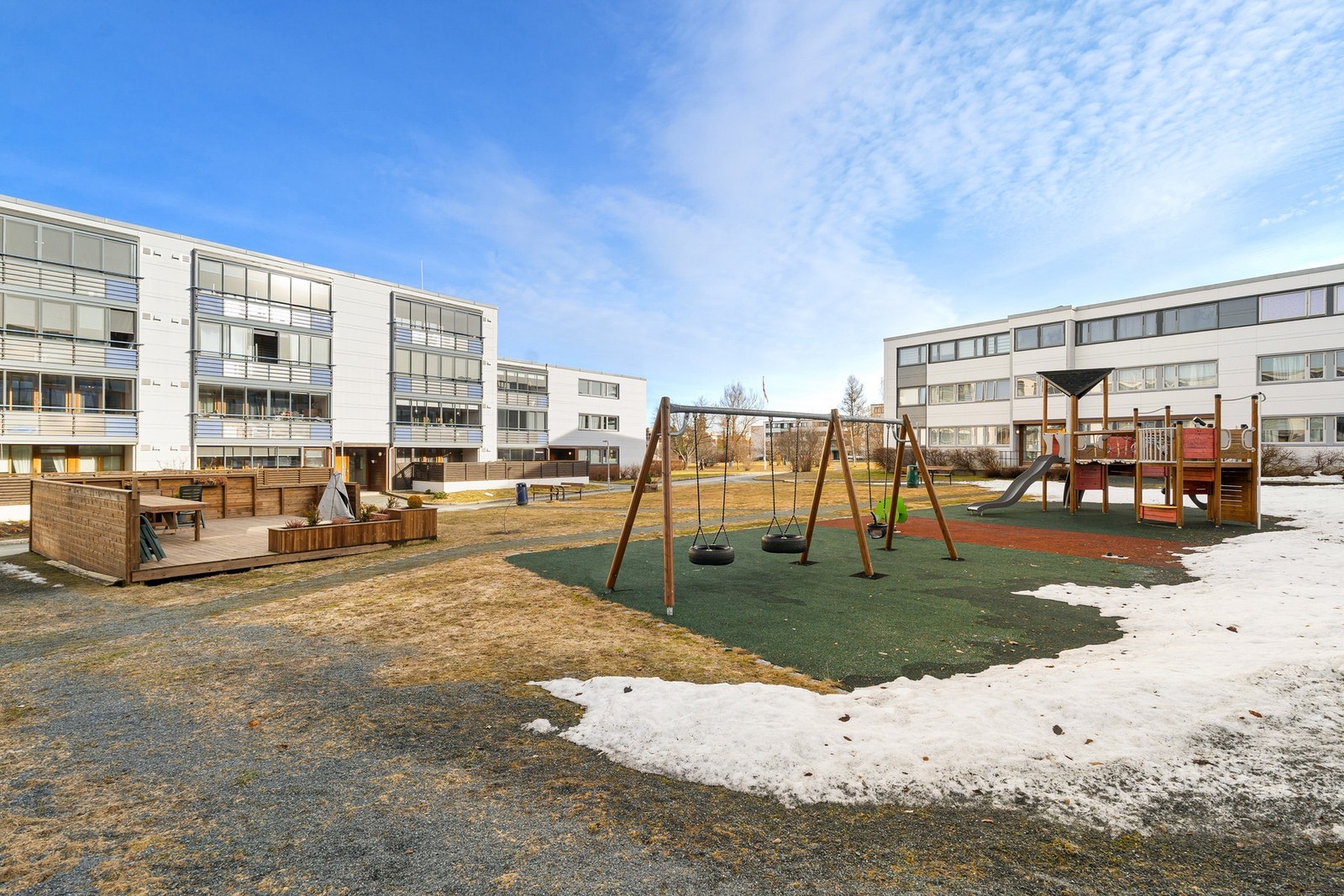 Gode parkeringsmuligheter i borettslaget med mulighet for elbillader og leie av garasjeplass. Galleribilde