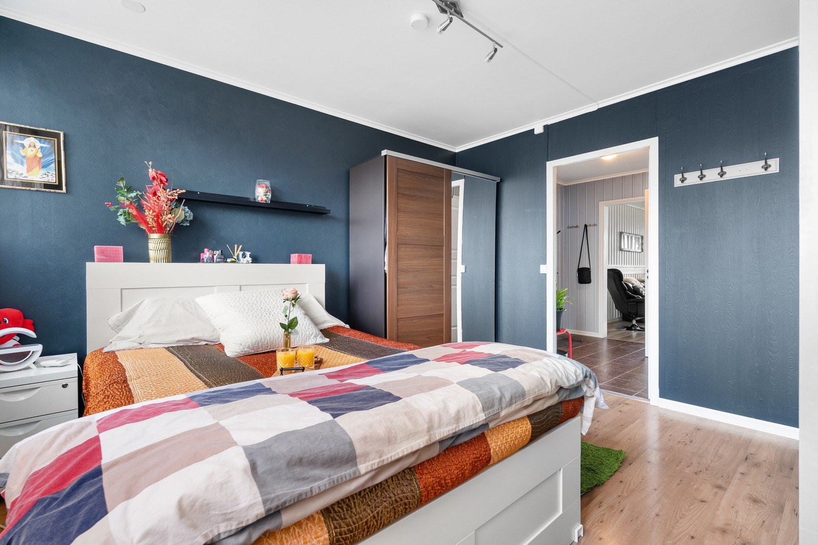 Store vindusflater på soverommet. Galleribilde