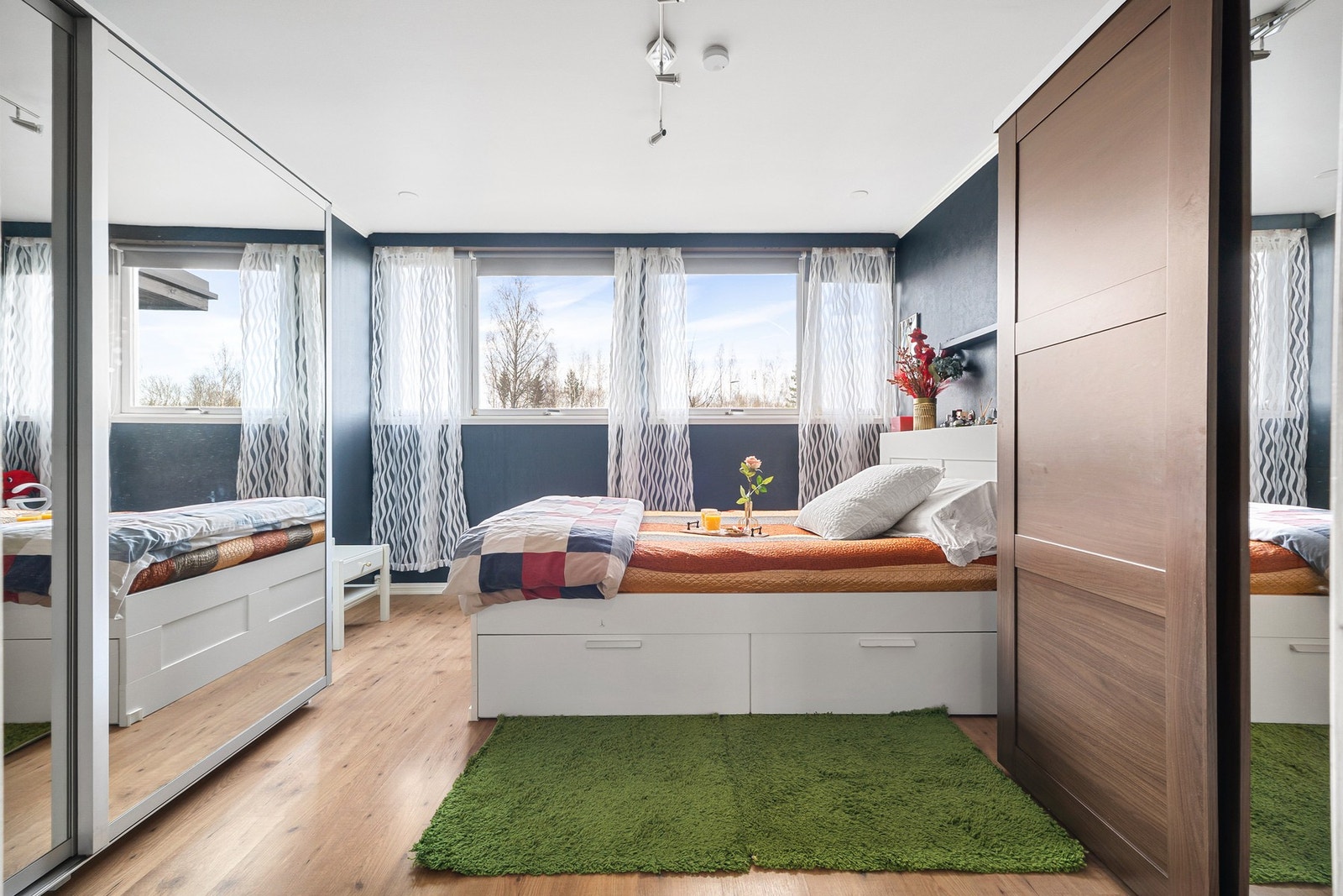 Svært romslig soverom på 14m² med god plass til garderobeløsning og dobbeltseng. Galleribilde