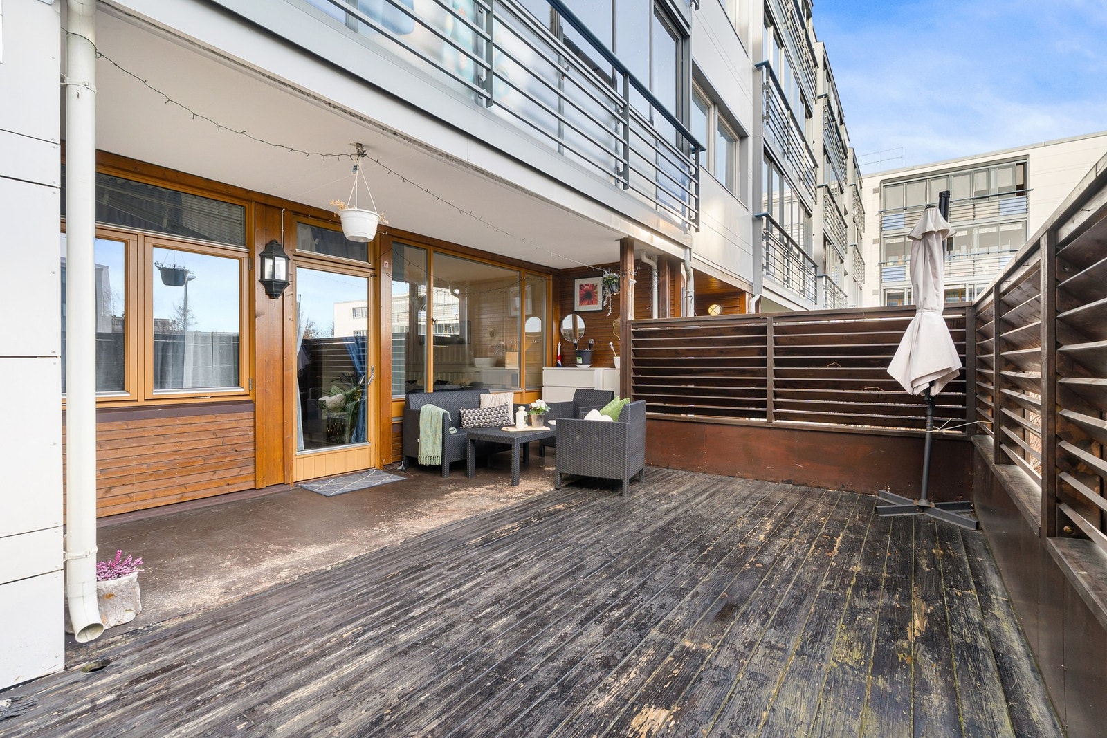 Praktisk, egen terrassedør til tunet. Galleribilde