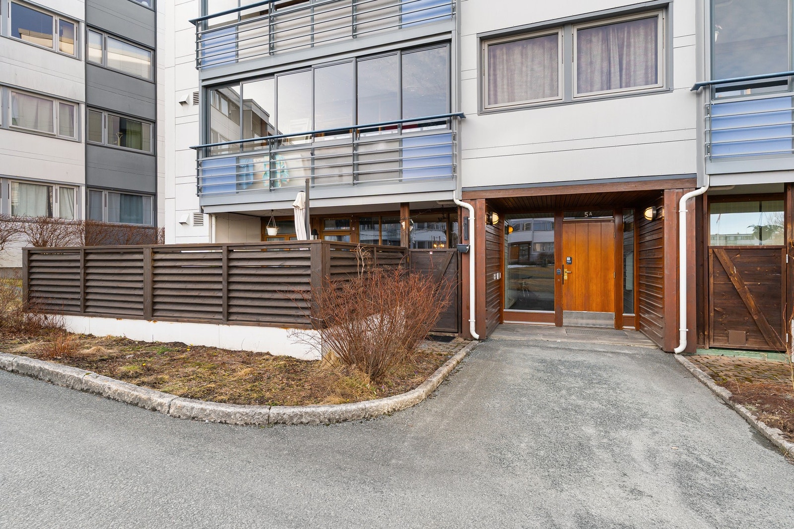 Flere dagligvarebutikker i nærområdet, samt apotek, tannlegesenter, post i butikk, bibliotek, svømmehall, idrettsarena og døgnåpen bensinstasjon. Galleribilde