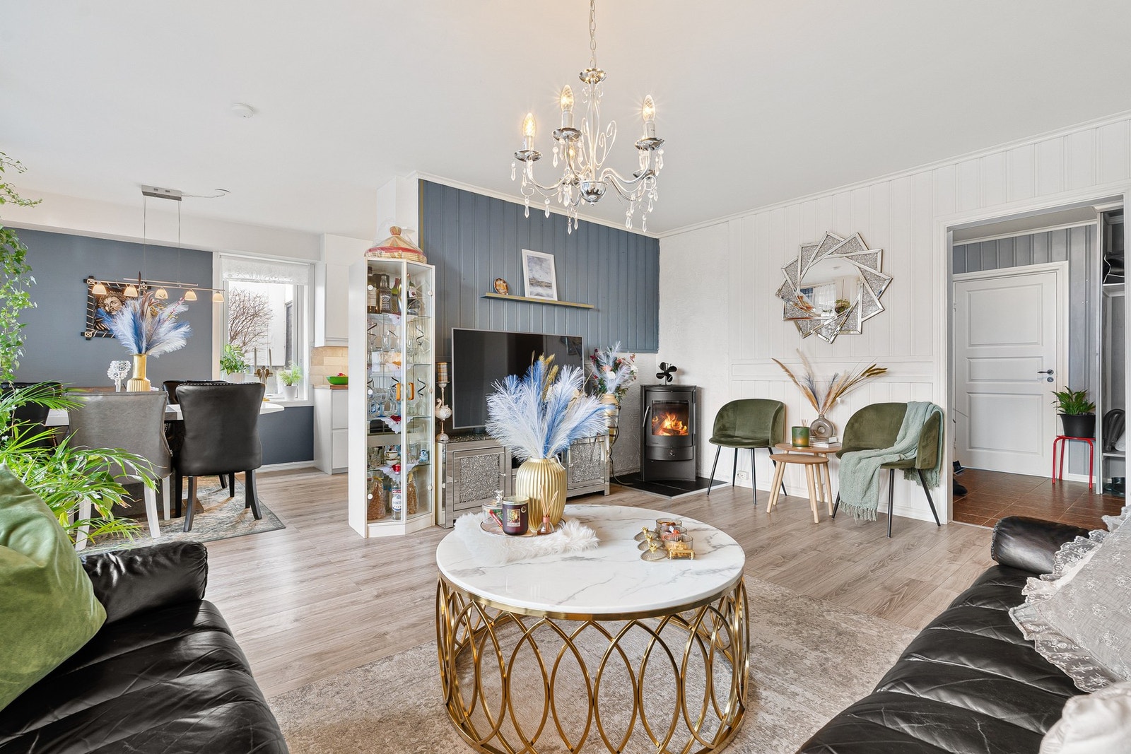 Romslig stue med lyst og pent fargevalg. God plass til flere sittegrupper i stuen. Galleribilde