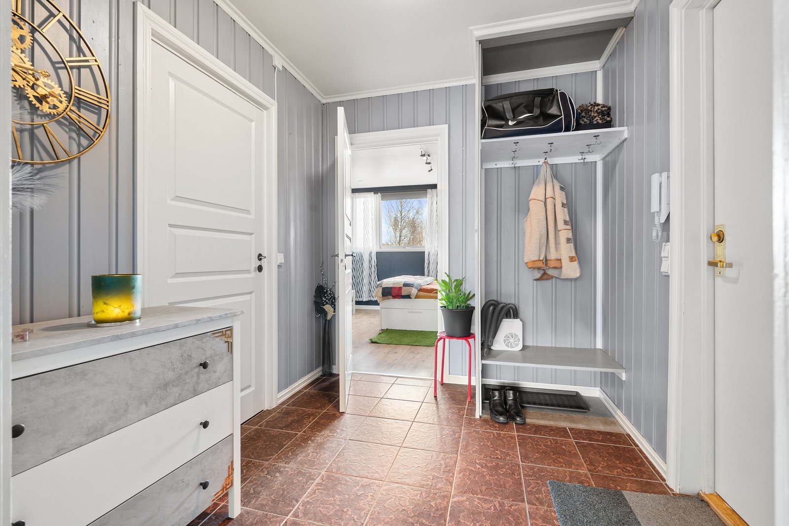 Entré med fliser på gulv og god plass til oppheng av yttertøy. Galleribilde