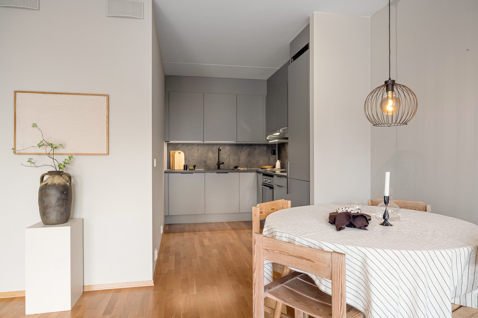 Den åpne løsningen skaper en naturlig flyt mellom sonene og gjør rommet svært godt egnet for både hverdagsbruk og selskapelighet. Galleribilde